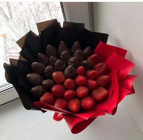 Fruit Bouquet Diy, Chocolate Flowers Bouquet, Food Bouquet, Chocolate Covered Strawberries Bouquet, Candy Bouquet Diy, Edible Bouquets, Fruit Basket Gift, Chocolate Covered Fruit, Fruit Packaging