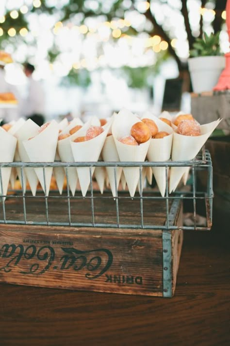 13 Ways to Have Donuts At Your Wedding Ideas Para Catering, Donut Station, Wedding Donuts, Rustic Wedding Decorations, Wedding Cake Alternatives, Donut Bar, Food Stations, Wedding Dessert Table, Donut Party