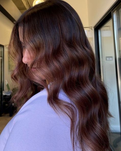 Wine Red Brown Hair, Brown Hair Red Undertones, Reddy Brown Hair, Red Brown Hair Colors, Red Brown Balayage, Dark Copper Balayage, Dark Copper Balayage Brunette, Chocolate Copper Hair, Brown Hair Dark Skin