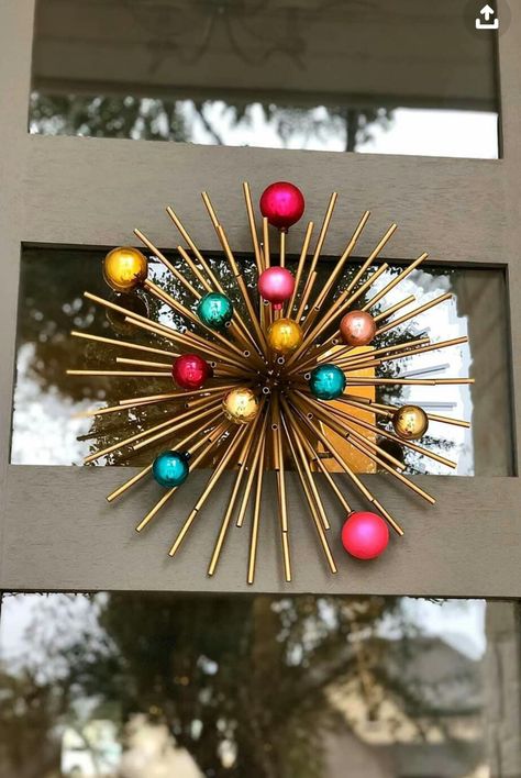 Mcm Christmas Wreath, Mcm Outdoor Christmas Decorations, Mid Century Modern Outdoor Christmas Decorations, Mid Century Outdoor Christmas Decor, Mid Century Wreath, Mcm Holiday Decor, Mid Century Modern Christmas Decorations, Mid Century Modern Christmas Decor Diy, Midcentury Modern Christmas Tree