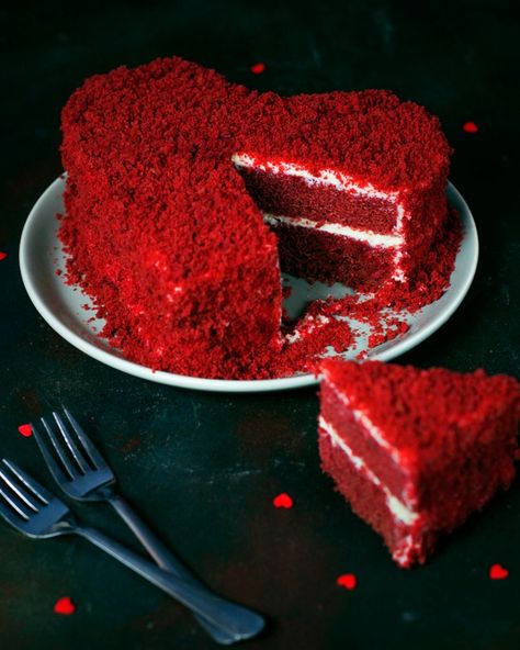 Heart shaped red velvet cake on dark Bolo Red Velvet, Red Cake, Cake Online, Cake Images, Red Velvet Cake, Velvet Cake, Cooking Art, Pound Cake, Yummy Cakes