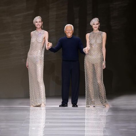 Giorgio Armani Privé Fall Winter 2024-25 “Serenity”. Story by RUNWAY MAGAZINE: https://runwaymagazines.com/giorgio-armani-prive-fall-winter-2024-25/ In a world that increasingly cries out for peace and serenity, Giorgio Armani’s latest Privé collection for Fall Winter 2024-25 arrives like a gentle decree for tranquility in the tumult of modern fashion. This season, Armani has chosen pearls—the timeless symbol of wisdom, purity, and love—to anchor his designs, weaving their serene beauty thro... Giorgio Armani Designer, Runway Magazine, Pearl Dress, Armani Prive, Double Breasted Coat, International Fashion, Old Hollywood Glamour, Runway Collection, Modern Fashion