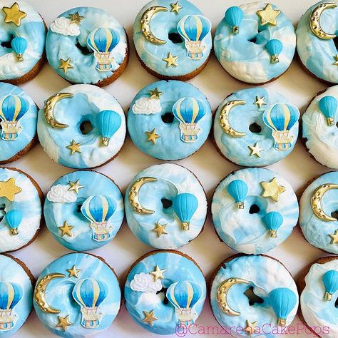 Dee Camarena on Instagram: “💙Air Balloon Theme💙#chocolatedonuts #marbletheme #donutwall #donuts #cakedonuts #dessertcups #cheesecakeshooters #airballoon…” Donuts Space Theme, Dounats Decoration, Blue Donut Cake, Decorated Donuts Ideas, Mini Donuts Ideas Blue, Under The Sea Doughnut, Fancy Donuts, Donut Decorating Ideas, Donut Tower