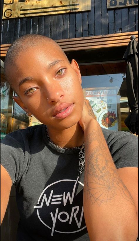 Buzzed Hair Women, Buzz Cut Women, Bald Look, Shaved Head Women, Buzzed Hair, Natural Hair Short Cuts, Bald Girl, Willow Smith, Woman Shaving