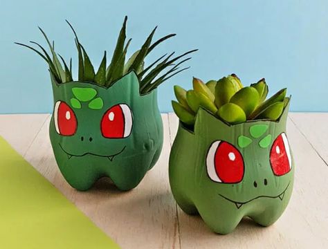 Pokemon Go Crafts, Recycler Diy, Bulbasaur Planter, Recycle Crafts Diy, Pokemon Bulbasaur, Pokemon Diy, Reuse Plastic Bottles, Pokemon Craft, Plastic Bottle Art