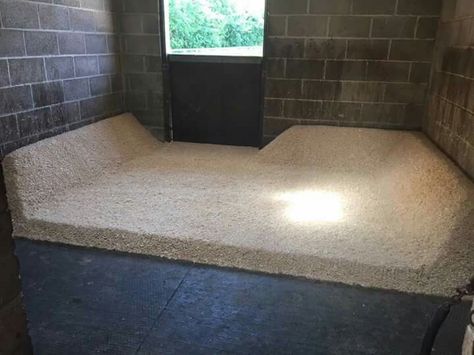 Perfect shavings bed Stall Flooring, Western Room Ideas, Barn Layout, Industrial Bedroom Design, Horse Barn Ideas Stables, Horse Bedding, Dream Stables, Dream Horse Barns, Horse Barn Plans