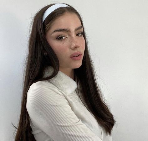 Wren Beaumont, Soft Make-up, White Headband, Pretty Makeup, Hairstyles For School, Aesthetic Hair, Pretty Face, Pretty Hairstyles, Aesthetic Girl