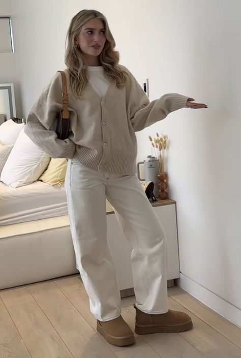 Timeless College Outfits, Adrette Outfits, Birkenstock Outfit, Fest Outfits, Estilo Indie, Skandinavian Fashion, Beige Outfit, Uni Outfits, Uggs Outfit