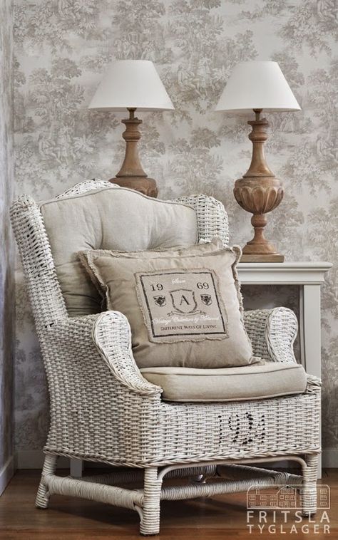 Eye For Design: Decorating With Antique White Wicker Hamptons Decorating, Rattan House, Indoor Wicker Furniture, White Wicker Chair, Africa Decor, White Wicker Furniture, Wicker House, Nature Elements, Antique Wicker