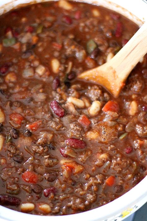 Dad's Beef and Red Wine Chili Recipe | Girl Versus Dough Easy Casserole Dinners, Chips And Gravy, Red Wine Recipes, Beef Red Wine, Recipes For Chili, Best Chili Ever, Cold Weather Meals, Chili With Beans, Beans And Vegetables