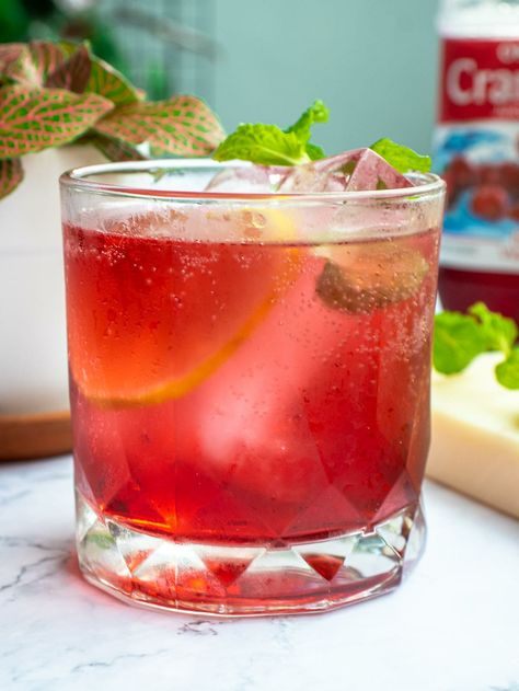 a glass of non-alcoholic cranberry spritzer Cranberry Spritzer Non Alcoholic, Non Alcoholic Spritzer, Spritzer Drink, Sprite Cranberry, Christmas Cranberry, Mint Simple Syrup, Make Simple Syrup, Juice Ice, Lemon Mint