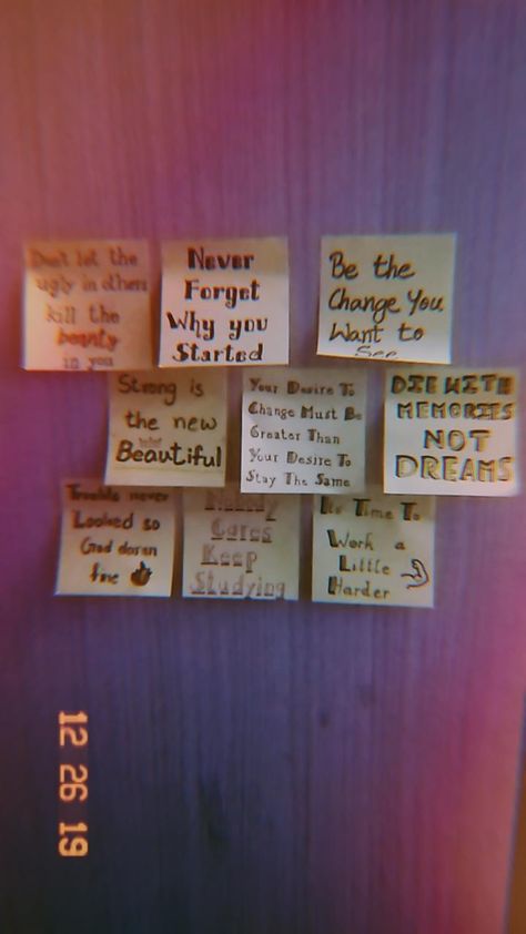 Wall Motivation Ideas Student, Desk Motivation Wall, Sticky Notes Motivation Wall Study, Study Room Motivation Wall, Study Motivation Wall Decor, Sticky Notes Quotes Motivation Study, Study Motivation Sticky Notes, Sticky Notes Quotes Aesthetic, Sticky Notes Motivation Wall