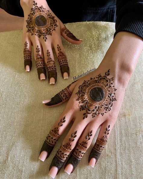 Henna Tattoo Design, Round Mehndi Design, Wedding Henna Designs, Tattoos Henna, Henna Hand, Finger Henna Designs, Eid Mehndi Designs, Henna Tattoo Designs Hand, Latest Henna Designs