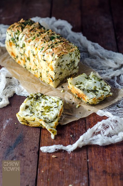 Cheesy Herb Bread, Easy Munchies Snacks, Pull Bread, Cheese Pull Apart Bread, Cheese Pull Apart, Butter Herb, Bread Improver, Pizza Cones, Cheese Pull