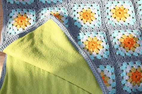 Backing a crochet blanket with fleece. Crocheted Blanket, Love Crochet, Granny Squares, Crochet Edging, Crochet Granny, Crochet Techniques, Learn To Crochet, Crochet Blanket Patterns, Crochet Afghan