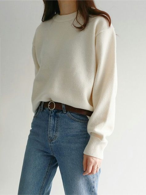 Fluffy white sweater with jeans a brown belt for a simple, yet classic outfit this fall/winter Outfit Maroon, Heels Casual, Look Retro, Smart Outfit, Maroon Sweater, Fabulous Fall, Belt Style, Style Jeans, Kate Hudson