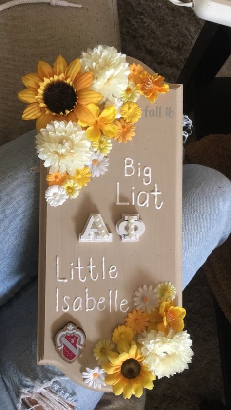 Big little plaque sorority flowers Sorority Plaques Big Little, Big Little Plaques, Sorority Plaques, Paddle Designs, Plaque Ideas, Big Little Paddles, Sunflowers And Roses, Plaque Design, Cooler Painting