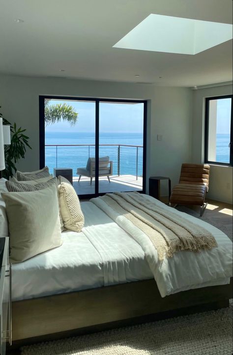 Beach House Lifestyle, Beach House Bedroom Master Ocean Views, Florida Apartment Aesthetic, Bedroom Beach View, Beach View Bedroom, Beach House Room Ideas, Vacation Bedroom, Ocean View Bedroom, Beach House Bedroom