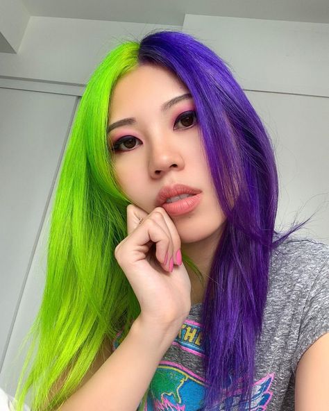 Purple And Green Hair, Emerald Green Hair, Color Block Hair, Green Hair Dye, Split Dyed Hair, Dip Dye Hair, Textured Haircut, Multi Colored Hair, Dyed Blonde Hair