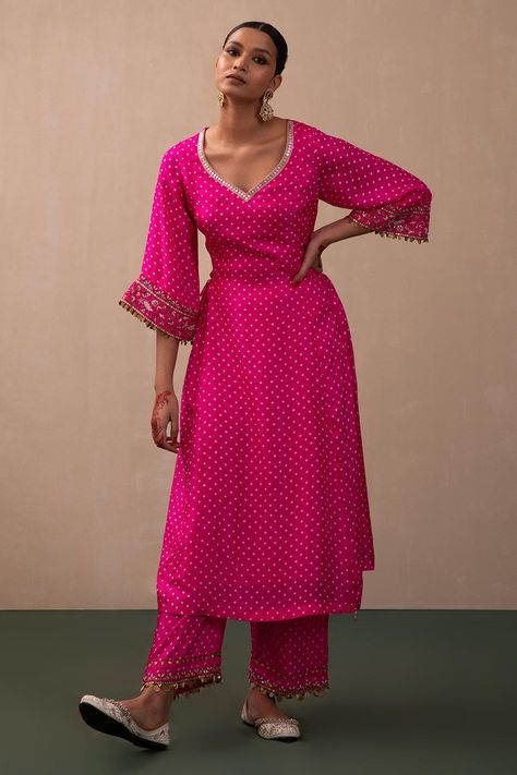 Bandhani Indian Outfit, Bandhni Kurti Designs, A Line Kurta Designs, Bandhni Suits Design, Bandhani Kurti Designs, Bandhani Outfit Ideas, Bandhani Dress Pattern, Suit Neck Designs Indian, Bandhani Pattern