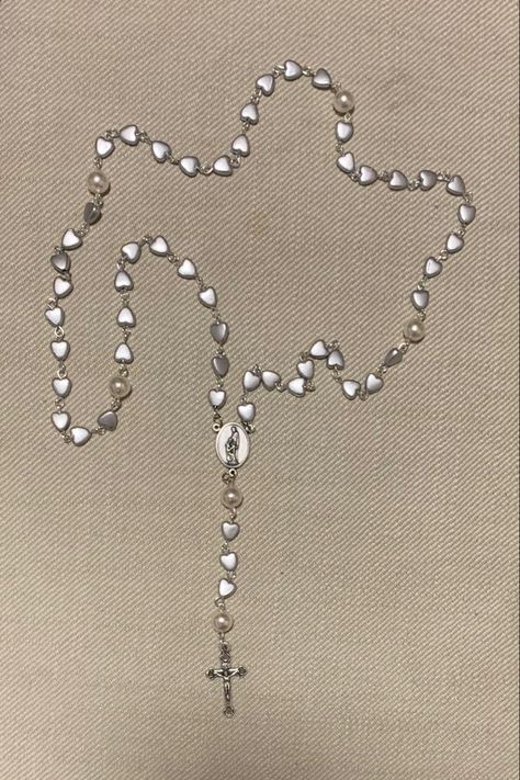 Rosary Jewelry Aesthetic, Silver Cross Rosary, Pretty Rosary, Diy Rosary Necklace, Real Silver Necklace, Rosary Jewelry, Silver Pearl Jewelry, Diy Jewelry Rings, Edgy Jewelry