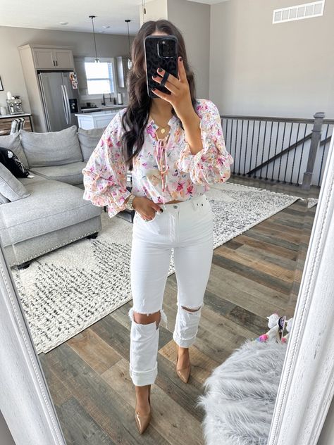 Bridal Shower Outfits For Bride, White Ripped Jeans Outfit, Bridal Brunch Outfit, White Spring Outfits, Bridal Shower Outfits, Spring White Flowers, Outfits For Bride, Bridal Shower Guest Outfit, Casual Bride