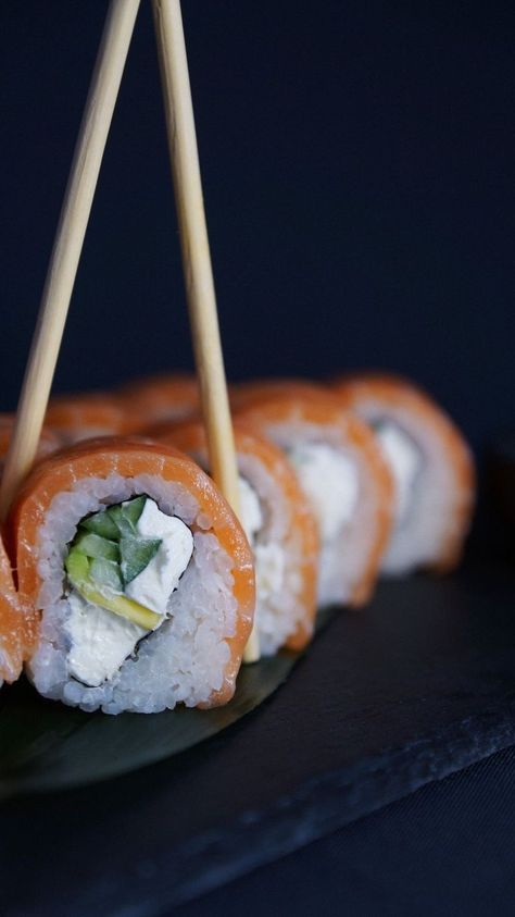 Sushi Photography Food Art, Sushi Photoshoot, Foto Sushi, Sushi Photo, Sushi Photography, Sushi Catering, Sushi Cartoon, Asian Food Photography, Food Art Photography