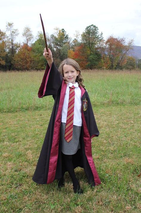 DIY Hermione Granger Halloween Costume Ideacountryliving Hermione Granger Halloween Costume, Hermione Granger Halloween, Hermione Halloween Costume, Hermione Granger Costume, Hermione Costume, Harry Potter Kostüm, Costume Homemade, Harry Potter Halloween Costumes, Harry Potter Cosplay