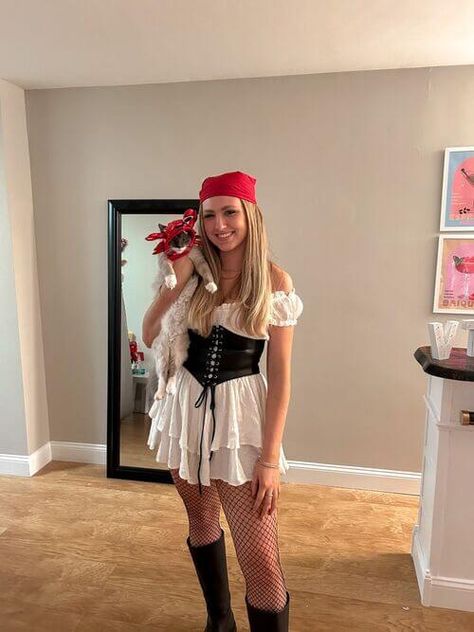 16 DIY Halloween Costume Ideas For Women Helloween Costume Girl, Make Pirate Costume, Women’s Pirate Costume Ideas, Cute Pirates Costumes, Women’s Pirate Halloween Costume, Diy Woman’s Pirate Costume, Pirate Women Costumes, Woman’s Pirate Outfit, Pirate Dress Costume