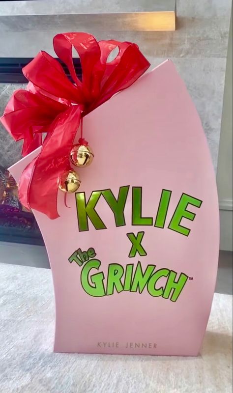 Pr Kit, Kylie Makeup, Kylie Baby, Grinch Christmas Decorations, Video Love, Beauty Water, Kylie Cosmetic, Christmas Pops, Cute Presents