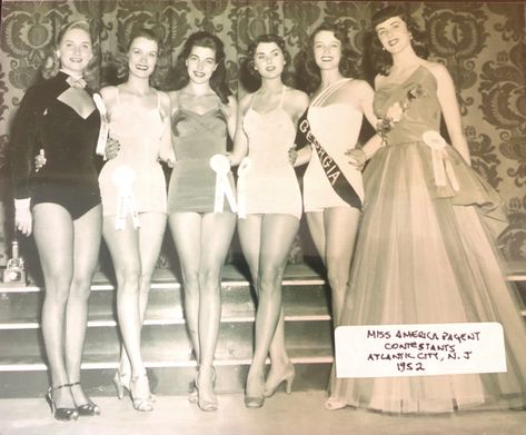 1950s Models, Grad Dresses, Beauty Queens, Vintage Photography, Cosplay Costumes, Pin Up, Models, Photography, Beauty