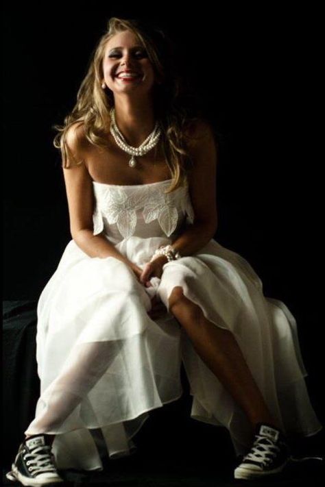 White dress and converse. Love the combo! Converse And Prom Dress, Converse With Prom Dress, Prom Converse Pictures, Black Converse White Socks, Dirty White Converse, Dress With Converse, Cute Converse, Ashley I, Black Converse