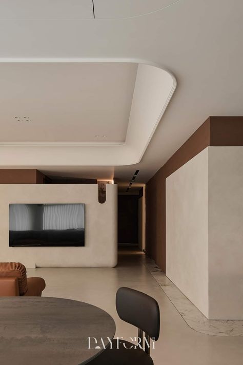 Corridor Fall Ceiling Design, Long Ceiling Design, Reverse Ceiling Design, False Ceiling Living Room Design, Curved Ceiling Ideas, Curved False Ceiling Living Room, Timeless Ceiling Design, Curved Plaster Ceiling, Reverse Cove False Ceiling