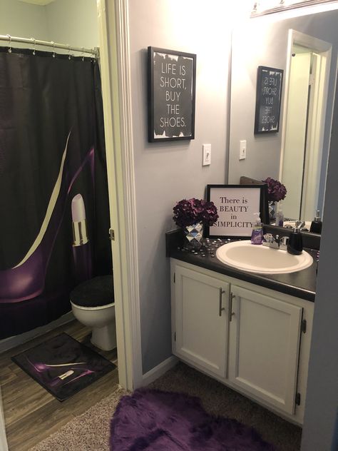 Purple And Silver Bathroom Ideas, Purple Bathroom Ideas Decor Small Spaces, Black Women Bathroom Decor, Purple And Black Bathroom Decor, Purple Theme Bathroom, Violet Bathroom Ideas, Purple And Black Bathroom Ideas, Purple Themed Bathroom, Lavender Bathroom Ideas Decor