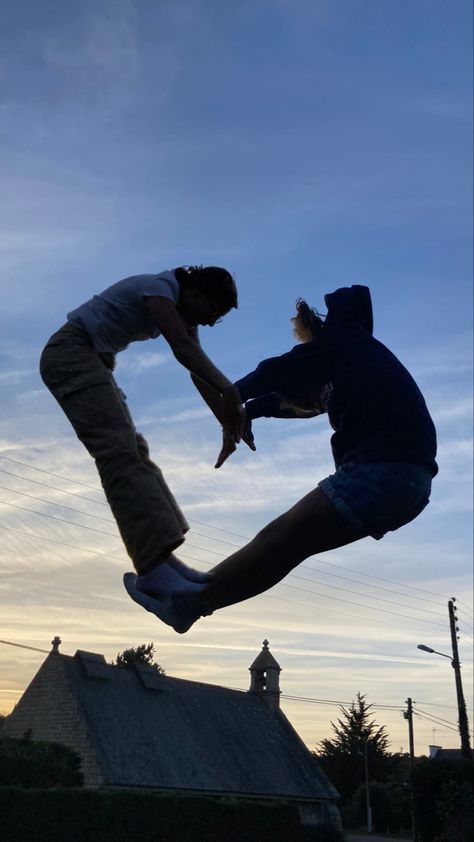 People Tripping And Falling, Aesthetic Trampoline Pictures, Two People Poses For Pictures, Two Friends Photo Ideas, Cute Outfits To Wear To A Trampoline Park, Friend Photoshoot Ideas Two, Trampoline Park Photo Ideas, Funny Poses To Do With Friends, Trampoline Poses