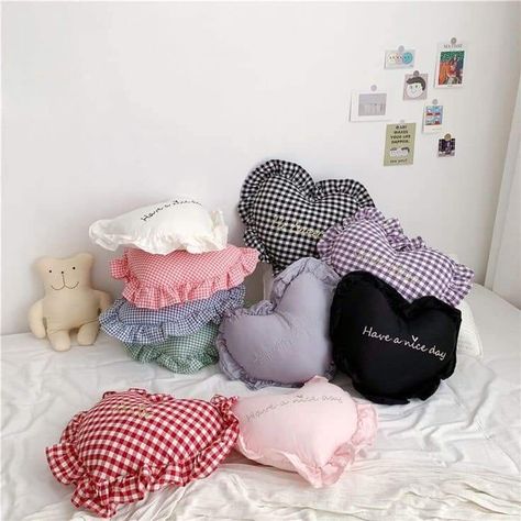 Cute Cushion Covers, Sofa Back Cushions, Creative Pillows, Cute Cushions, Heart Cushion, Pillow Baby, Cute Sewing Projects, Cute Pillows, Diy Sewing Clothes