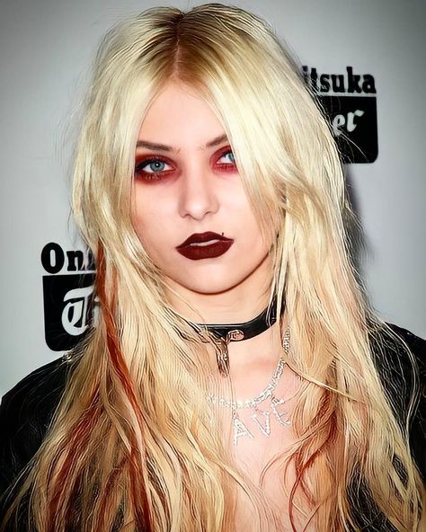 90s Themed Party, Taylor Momsen Style, Taylor Momson, 90s Grunge Hair, 90s Outfits, Punk Makeup, Black Eyeshadow, The Pretty Reckless, Taylor Momsen