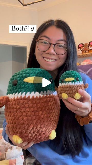 Genna Tatu on Instagram: "Another debate 🗣️ do you prefer mini or jumbo plushies?! I’m always in love with both of them…😭💕 Jumbo mallard pattern by me (no sew! Link in bi0) Mini mallard pattern by @harucrochets #Handmade #amigurumi #yarnlove #crochet #cute #diy #handmadeplushies #crocheting #crochetdoll #amigurumidoll #kawaii #smallbusiness #strawberrycow #yarn #amigurumiaddict #plushies #squishmallows #chunkyyarn #amigurumilove #plushiesforsale #crochetpattern #amigurumitoy #crochetaddict # Squishmallows Crochet Pattern, Parfait Chunky Yarn Amigurumi, Crochet By Genna, Squishmallows Crochet, Jumbo Crochet Plushies, Mallard Crochet, Jumbo Plushies, Plushies Squishmallows, Crochet Squishmallow