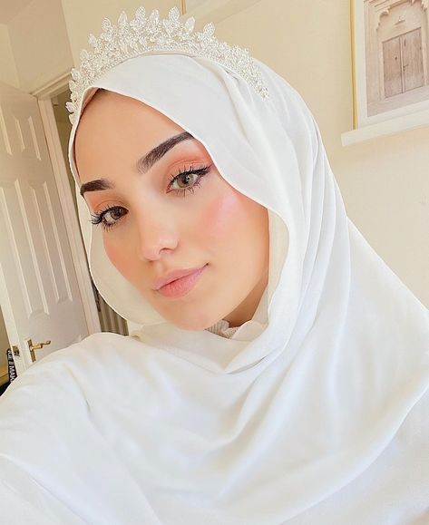 Hijab Reference, Make Up Wisuda, Hijab Queen, Bridal Hijab Styles, Girls Edit Dpz, Sweet Makeup, Bridal Hijab, Bride Dress Simple, Street Style Fall Outfits