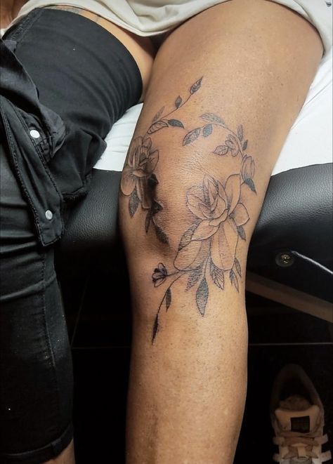 Tattoo on womens knee, wraps around the knee cap, floral tattoo with flowers and leaves. Floral Heart Knee Tattoo, Tattoo Ideas Knee Female, Floral Knee Wrap Tattoo, Wrap Around Knee Tattoo Women, Around The Knee Tattoos Women Simple, Flowers Going Up Leg Tattoo, Ankle Tattoos For Women Wrap Around Flowers, Girl Knee Tattoo, Floral Knee Tattoos Women