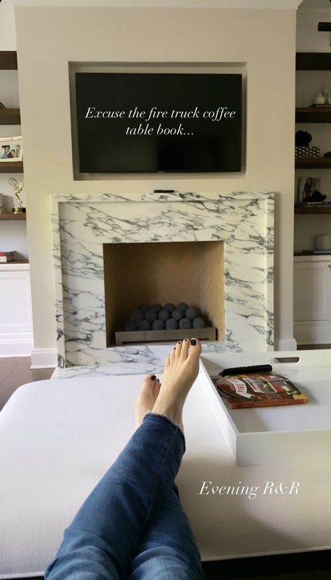 Fireplace Mantle Tv, Modern Marble Fireplace, Marble Electric Fireplace, Electric Fireplace Surround, Marble Fireplace Mantle, Fireplace Modern Design, Marble Fireplace Mantel, Marble Fireplace Surround, Living Room Built Ins