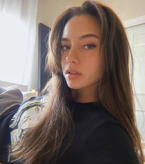 LANI PLIOPA on Instagram: “blu” Lani Pliopa, Brunette Girl, Pure Beauty, Pinterest Girls, Beautiful Person, Dating Site, Weave Hairstyles, Dark Hair, Pretty Face