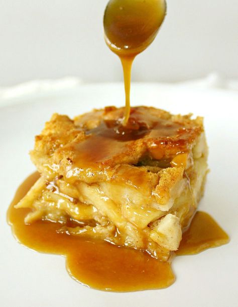 Drunken Apple Bread Pudding - a great way to use up all that extra bread and apples #cozy #fallessentials Rum Bread Pudding, Apple Bread Pudding, Rum Sauce, Bread Pudding With Apples, Pane Dolce, Pudding Dessert, Torte Cupcake, Bread Pudding Recipe, Apple Bread