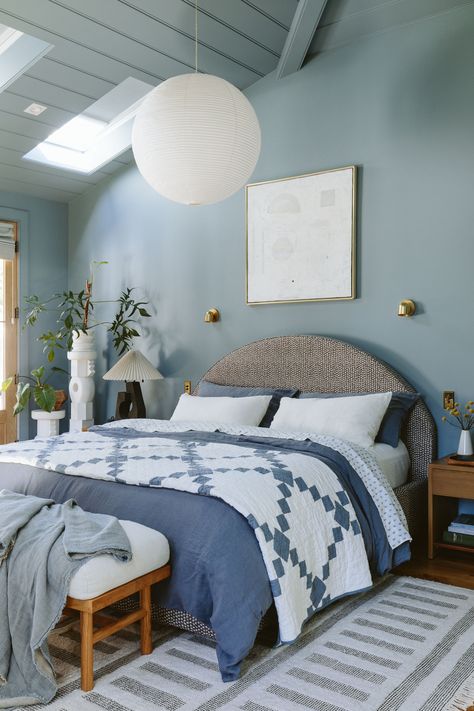 My Bed Restyled: Chambray All Day (Including The Most Beautiful Fresh Irish Chain-Inspired Quilt) - Emily Henderson Emily Henderson Bedroom, Blue Green Bedroom, Blue Green Bedrooms, Neutral Bedroom Decor, Classy Bedroom, Memorial Day Sale, Emily Henderson, Primary Bedroom, Curved Sofa