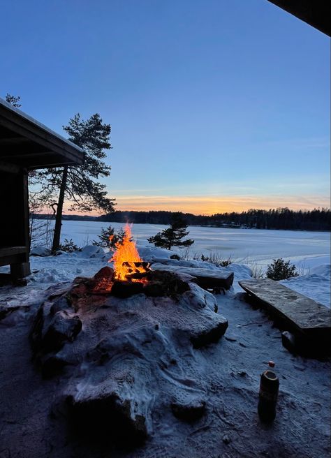 Cozy Cabin Aesthetic, Activities Aesthetic, Winter Break Activities, Alaska Winter, Cabin Aesthetic, Ski Holidays, Winter Cabin, Cozy Aesthetic, Alaska Travel