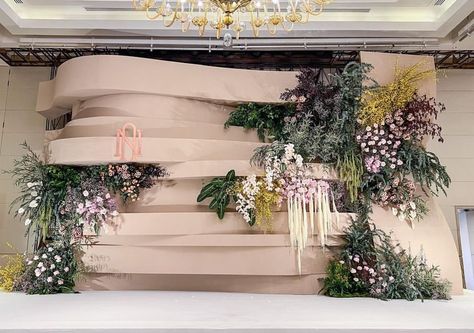 Wedding Foyer, Floral Wedding Centerpieces, Wedding Installation, Mood Wedding, False Wall, Photo Area, Reception Backdrop, Wedding Backdrop Design, Stage Set Design