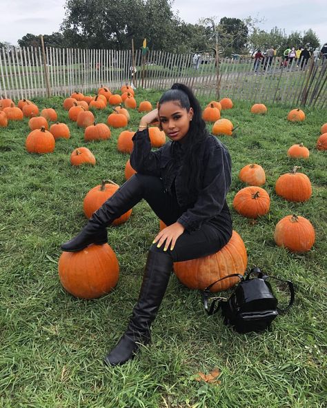 67.6k Likes, 184 Comments - Taina W (@latainax3) on Instagram: “Pumpkin patch 🎃 Outfit : @fashionnova” Pumpkin Patch Photoshoot, Patch Outfit, Pumpkin Monogram, Thanksgiving Outfit Women, Holiday Outfits Women, Pumpkin Patch Outfit, Red Plaid Shirt, Pumpkin Costume