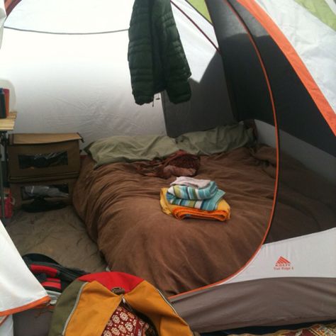 Camping Set Up Ideas Tent, Tent Camping Aesthetic Friends, Friends Camping Trip, Camping Tent Set Up, Inside Tent Ideas Camping, Granola Girl Room Aesthetic, Tent Camping Set Up Ideas, Camping In The Cold, Tent Aesthetic