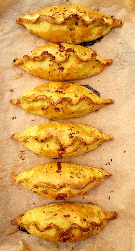 Chicken curry pasties Chicken Curry Pasties, Chicken Pasties Recipes, Curry Pasties, Chicken Pasties, Chicken Keema Recipe, Pasty Recipe, Chicken Pies, Savoury Tarts, Pasties Recipes