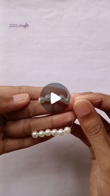 Pearl Brooch Diy, Beaded Hair Clips Tutorial, Diy Beaded Bow, Diy Broches Pin, How To Make A Bow With Beads, Beaded Hair Clips Diy, Beaded Hair Clip, Diy Bow Hair Clips, Bow Clips Diy